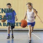 Berlari Sambil Memantul-mantulkan Bola Ke Lantai Dengan Satu Tangan